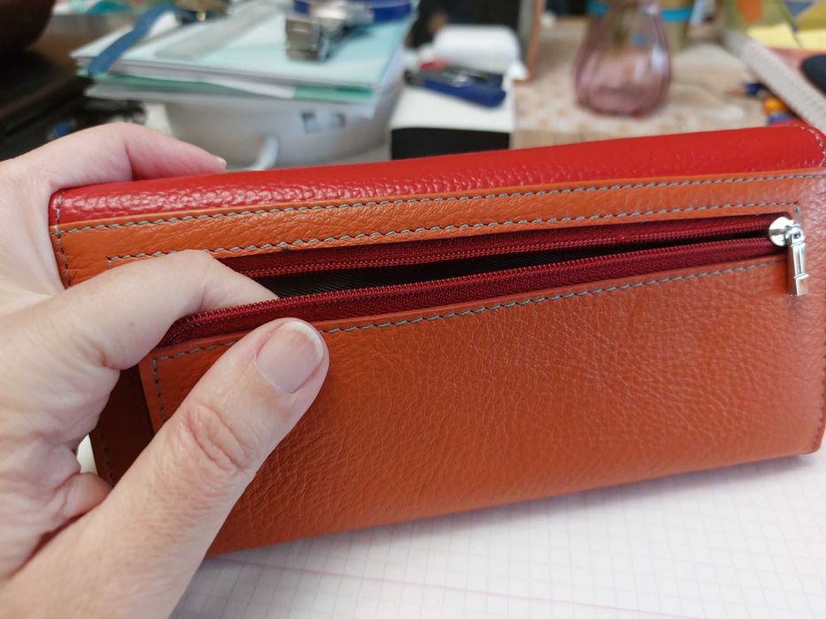 Продавам чисто нов дамски портфейл от естествена кожа