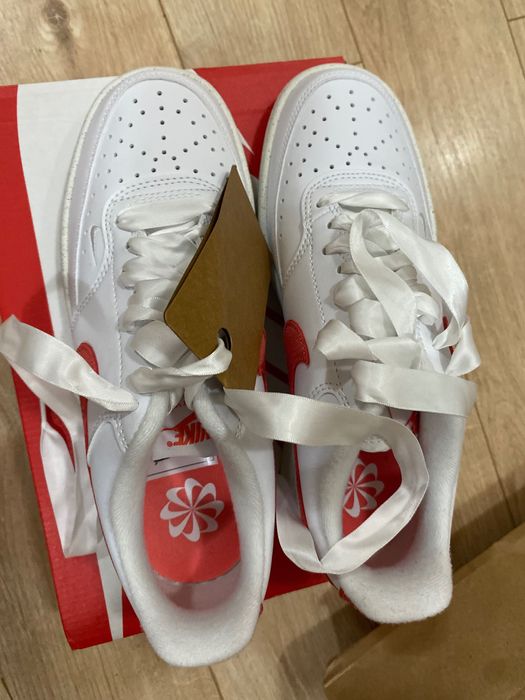 Нови оригинални дамски обувки Nike