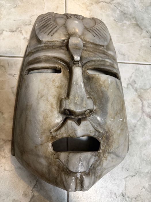 Декоративна масивна маска