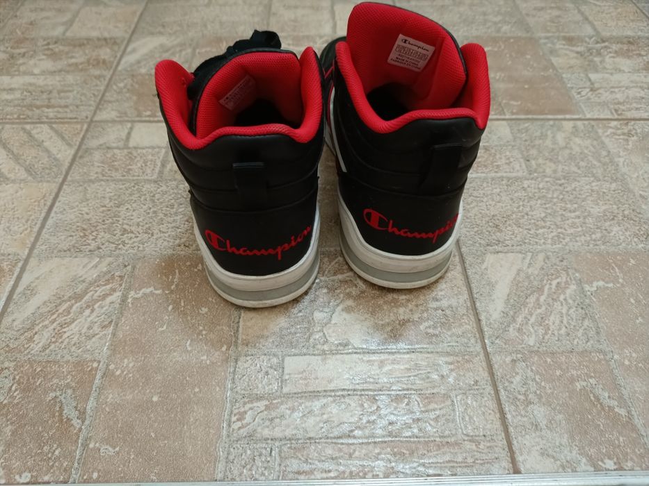 Маратонки Nike и Shampiom