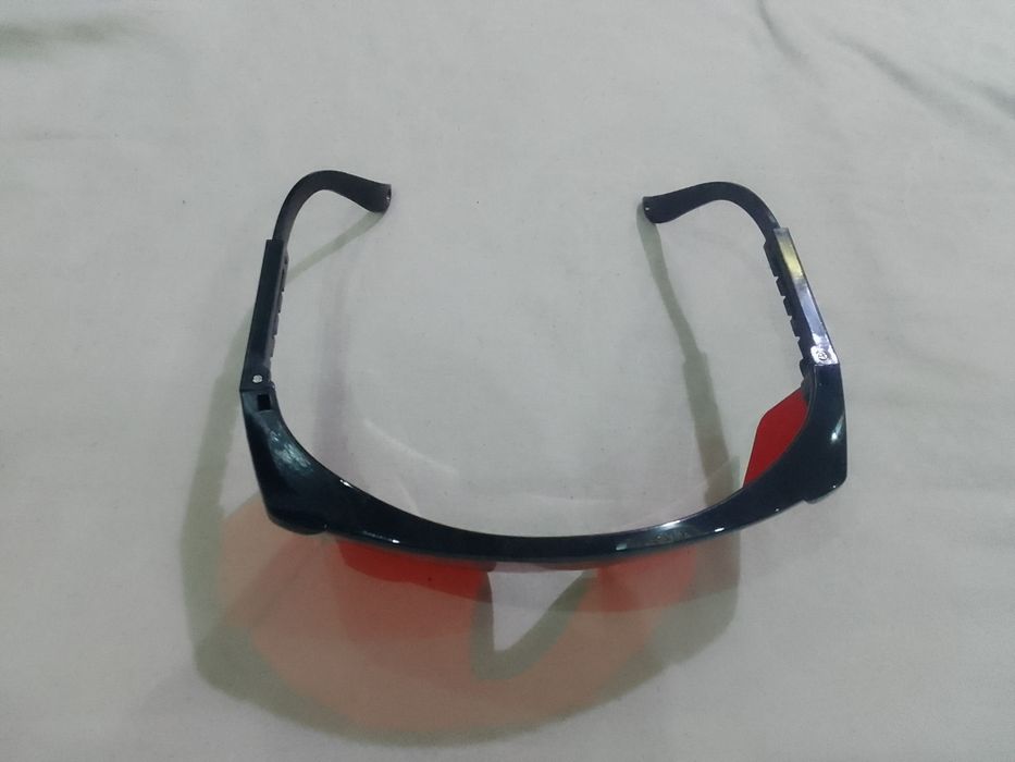 Очки лазер учун кизил рангли