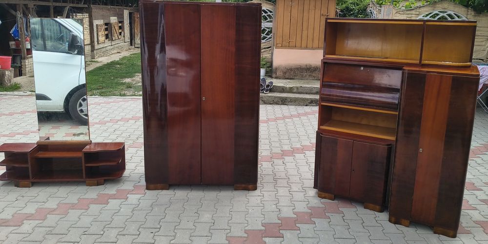 Mobilă antică din lemn masiv