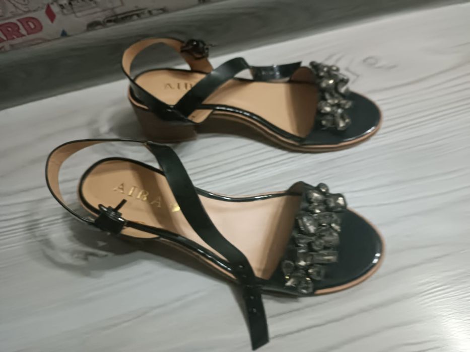 Продам босоножки