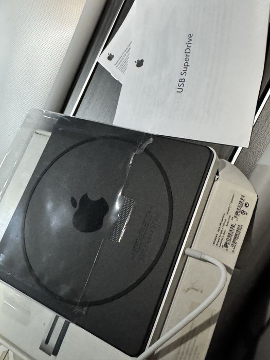 Apple USB SuperDrive — внешний привод для CD/DVD.