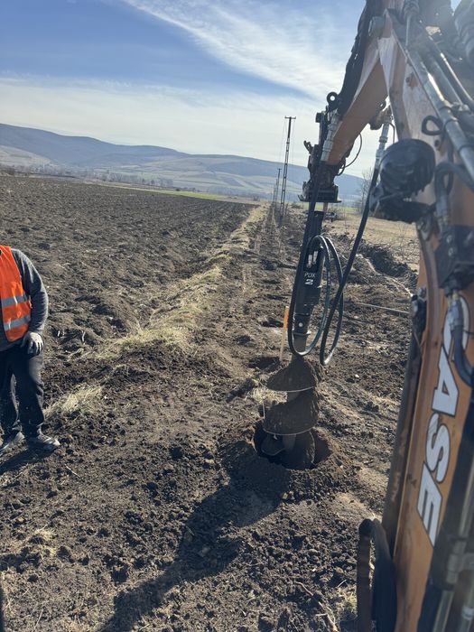 Executam lucrari cu miniexcavator si miniincarcator bobcat