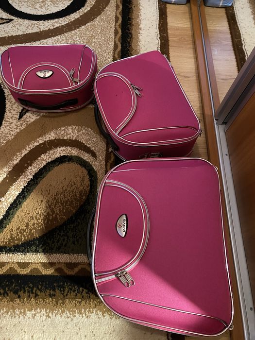 Trei genti de voiaj de marime mica