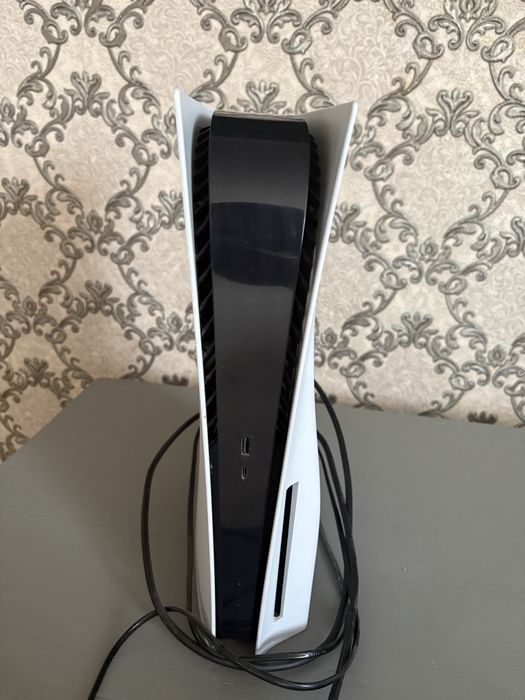 Приставка Playstation PS5 в отличном состоянии