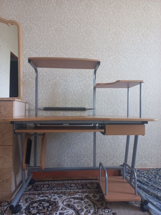 Компьютерный стол.