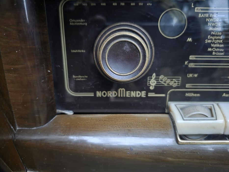 Comoda vintage cu radio, magnetofon si pickup