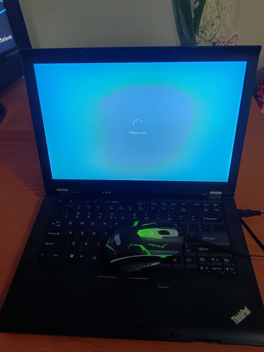Laptop Lenovo ThinkPad T410 + mouse cu fir iluminat – stare bună