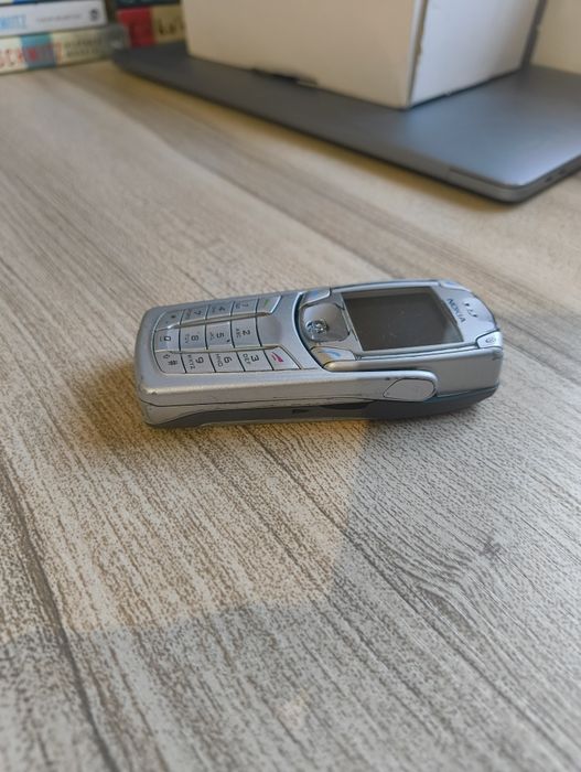 Telefoane vechi Nokia 6822- telefon colecție