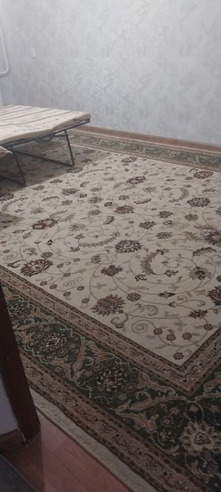 Шкафы ,ковры,стол