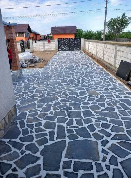 Montaj Piatră Poze Reale Pavaje Curți / Spații Verzi. Echipă Serioasă
