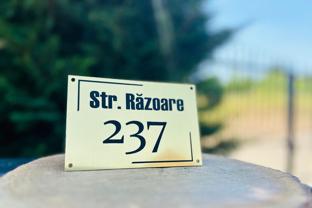 Placuta număr casa, ecusoane, brelocuri