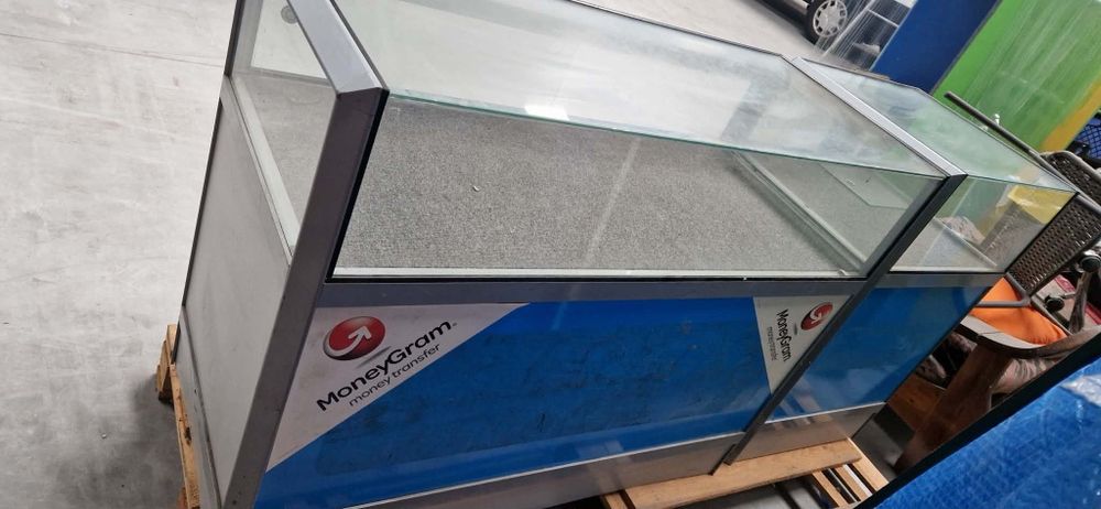 Търговска стъклена витрина