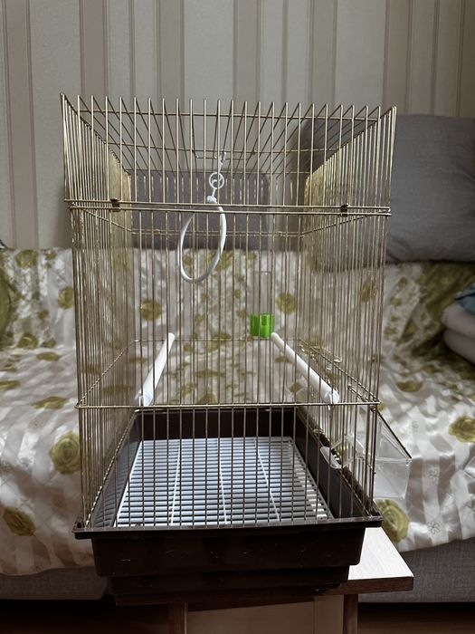 Продам 2 клетки и оборудование для содержания попугаев