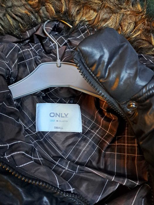 Vestuta fas cu gluga și geaca cu gluga, 30 lei ambele