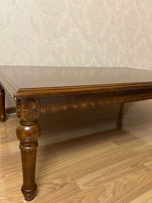 Стол деревяный, низкий