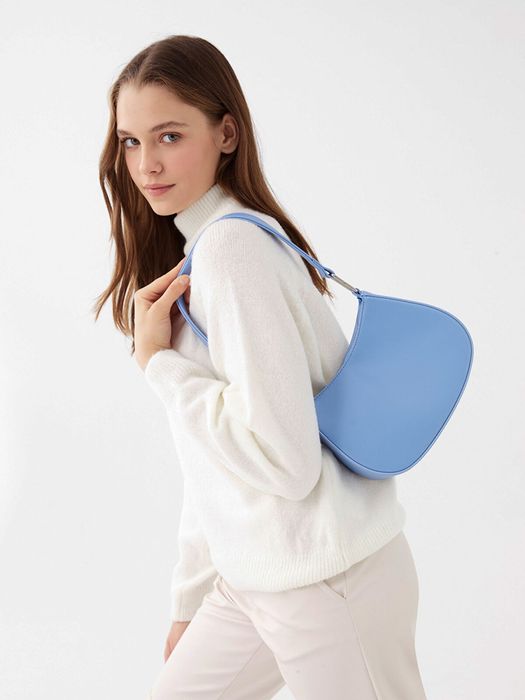 Нова дамска чанта багета за рамо нежно светло синя