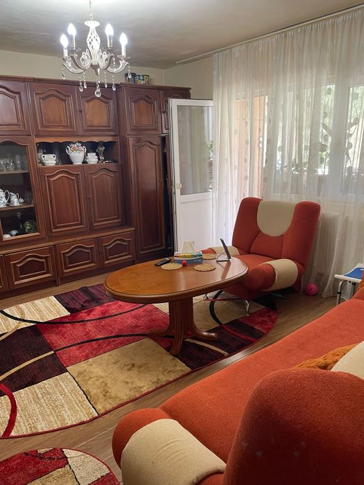 Vând apartament 3 camere la parter intr un bloc cu 4 etaje in Micalaca pe str Nucet lângă parcul Orizont. 2 dormitoare un living,2 bai bucătărie mare