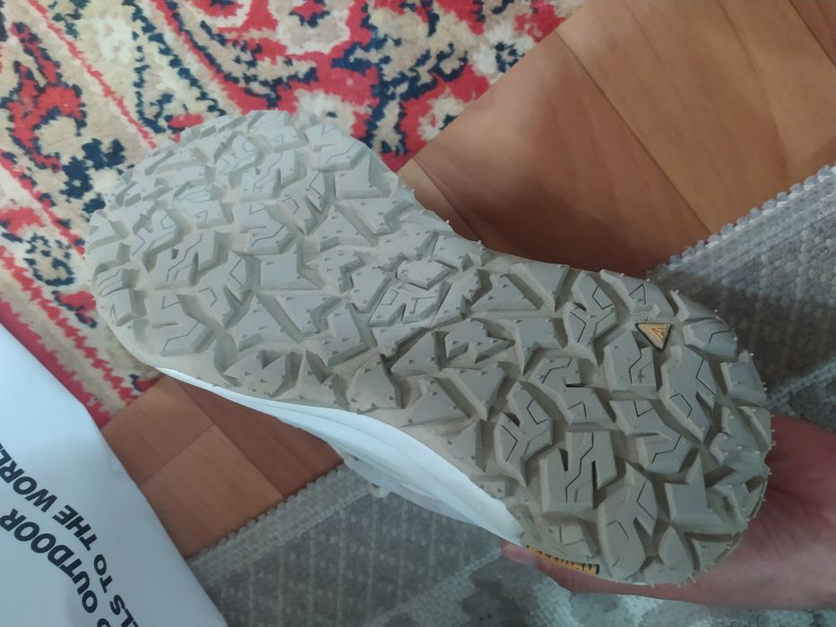 Продам женский кросовки