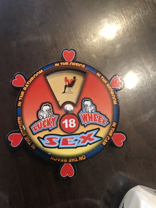 Дървено зарче и дървена рулетка с пози