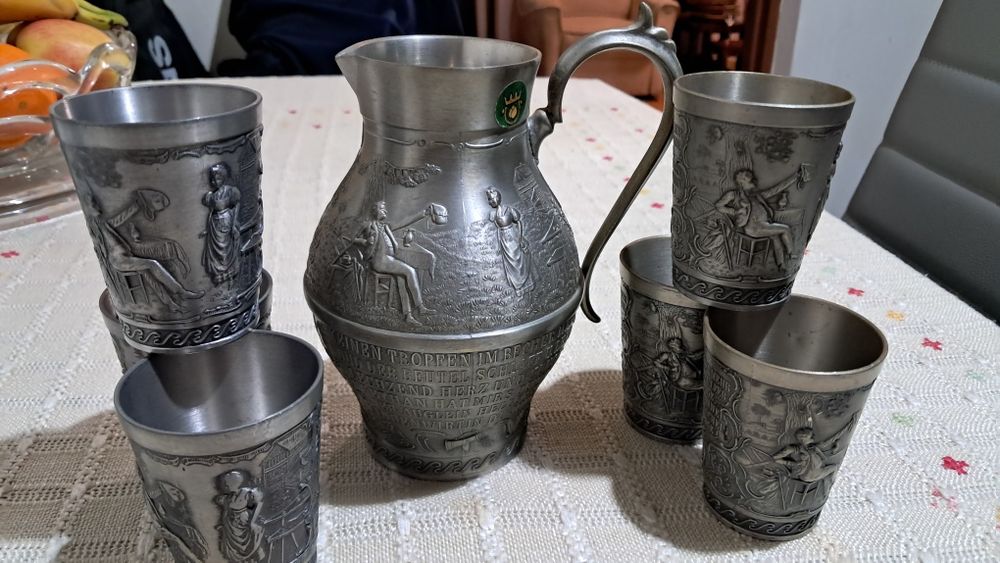 Carafa  0,7 l  si 6 pahare  din staniu cu acelas model