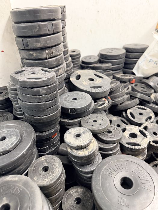 Discuri gantere si haltere noi greutati 1,25 kg-2,5 kg-5 kg-10 kg-15 kg diametru gaura 26 mm-30 mm-50 mm. Pret 5 lei kg. Minim 50 kg. Noi