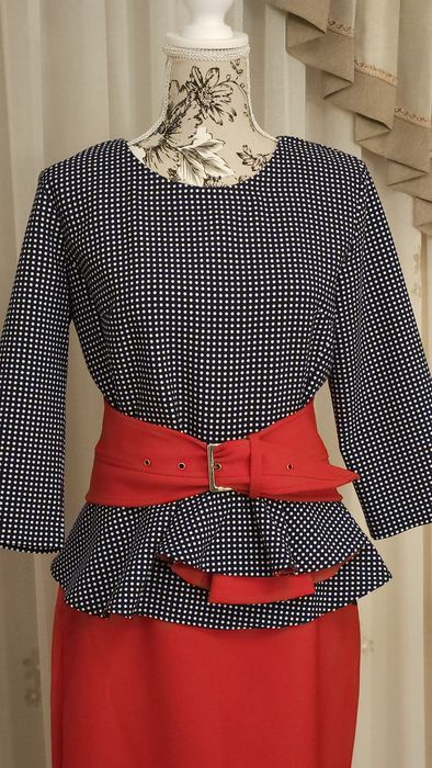 Costum elegant din 3 piese, fusta roșie, bluza cu peplum bleumarin