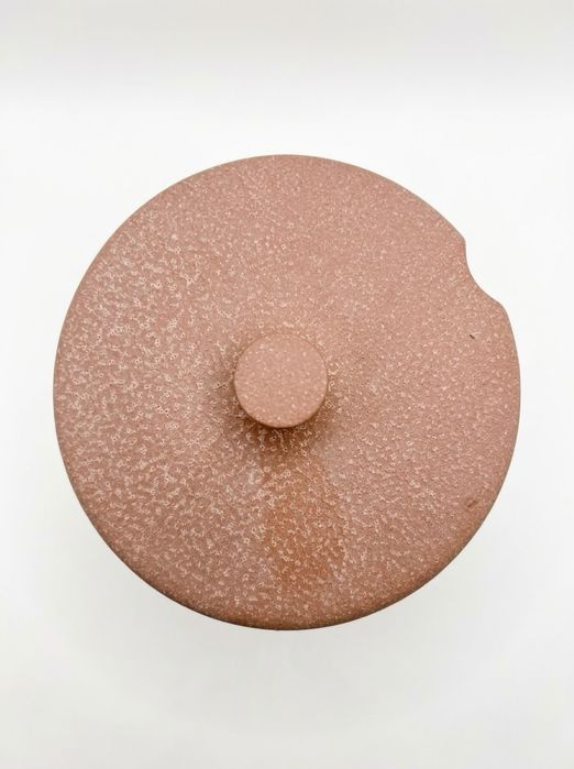 Vas ceramic decorativ unicat – textură rustică și detalii sculptate