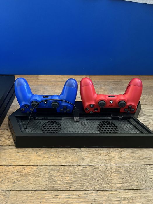 PS4 pro + два контролера