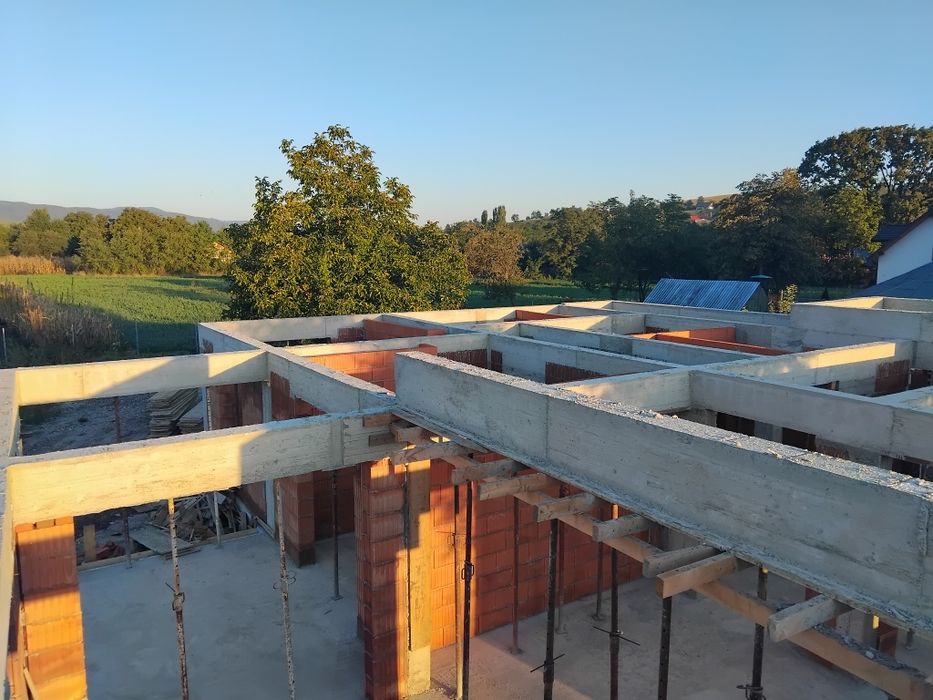 Construcții la roșu