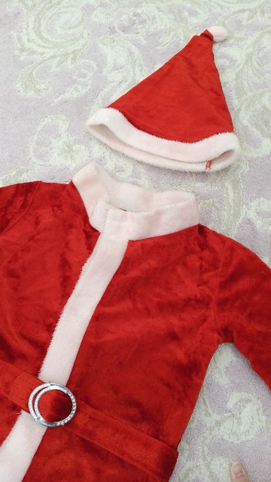 Жаңа жылдық киім сатылады.