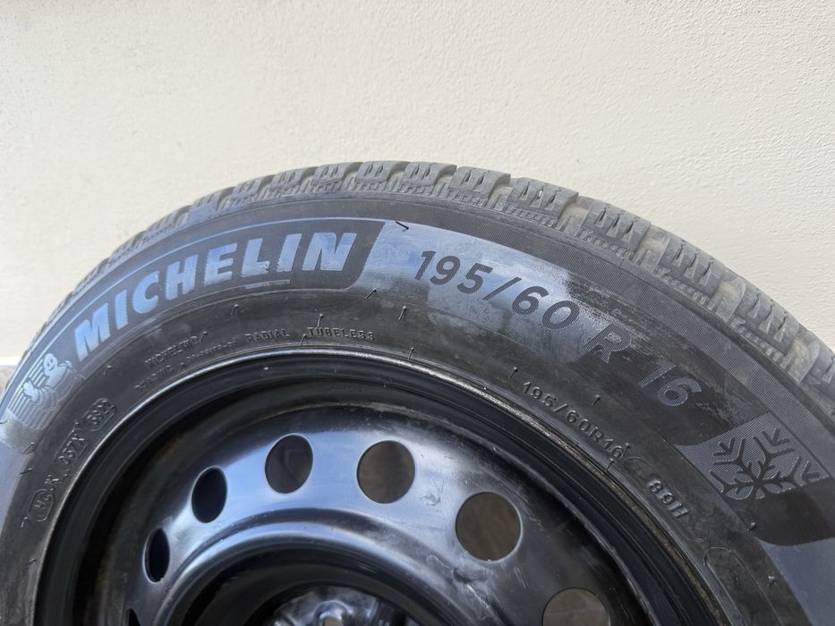 Продавам зимни гуми 195/60 R16  в комплект с железни джанти