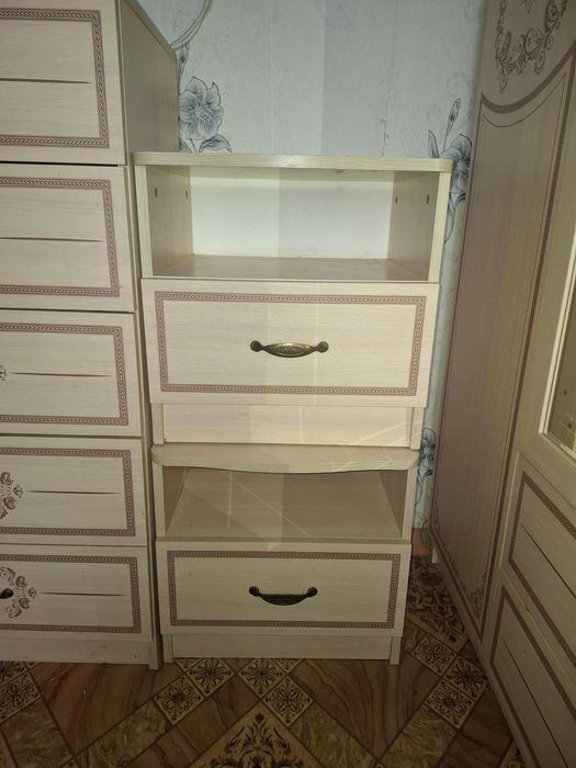 Кровать и две тумбы