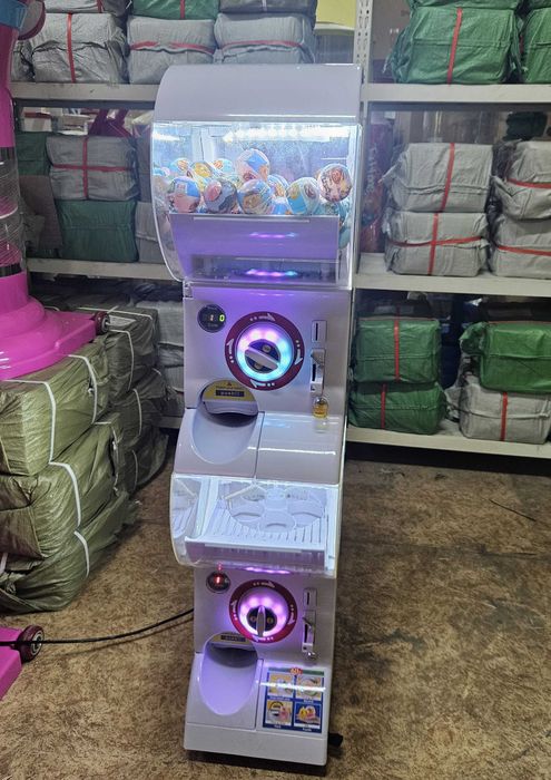 Вендинг машина за капсули с играчки