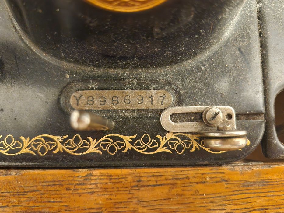 Vând mașina de cusut Singer veche în stare bună de funcționare