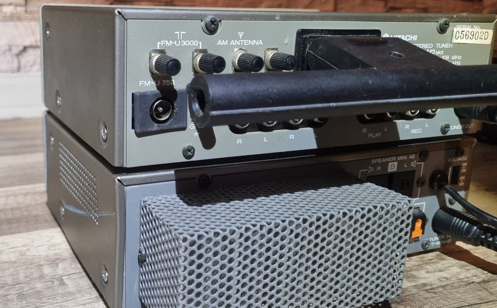 стерео комплект Hitachi HA-M2 (усилвател) и FT-M2 (тунер).