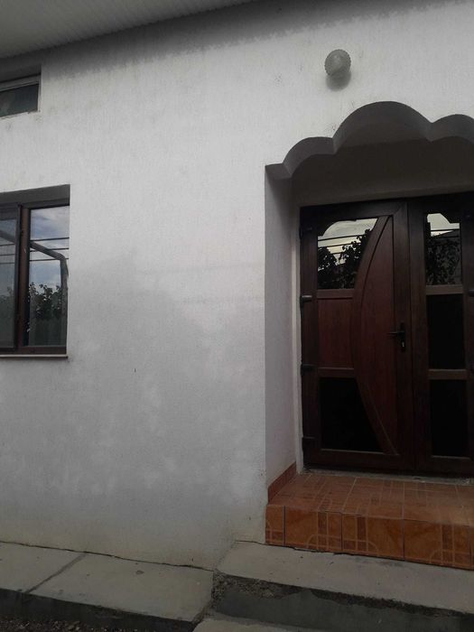Vând casă complet renovată + anexe și teren 1300 mp, orașul Darabani