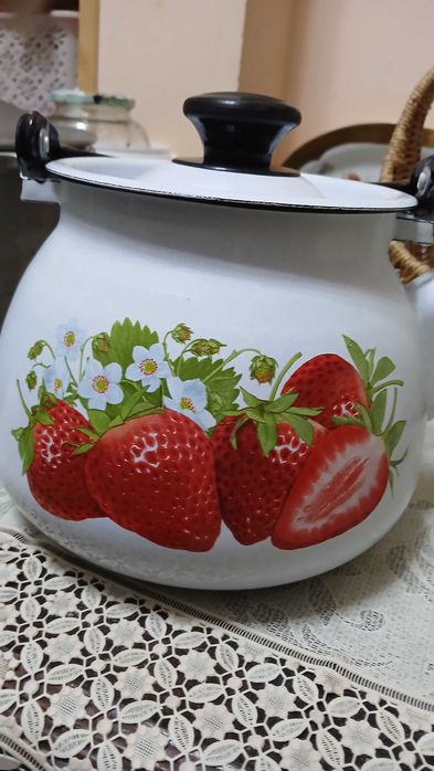 Чайники большие.