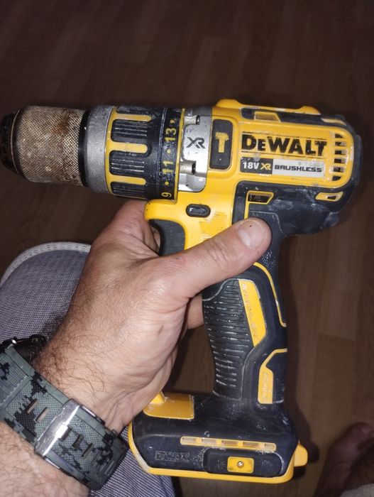 Replica brusheless DeWalt 18V nouă nefolosită  și autofiletnata  cu încărcător defect