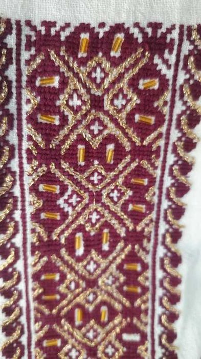 Rochie traditionala brodata de mana