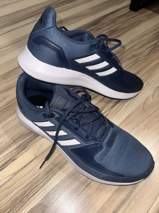 Продам кроссовки Адидас