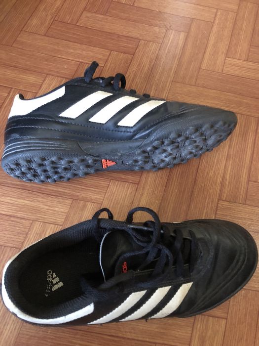 Футболни обувки адидас.