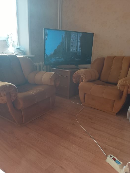 Диван раздвижной спальный, два кресла в хорошем состоянии.