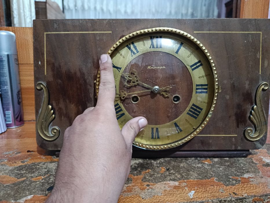 Антикварные часы работает