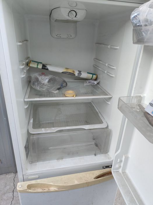 Холодильник  бу мотор работает