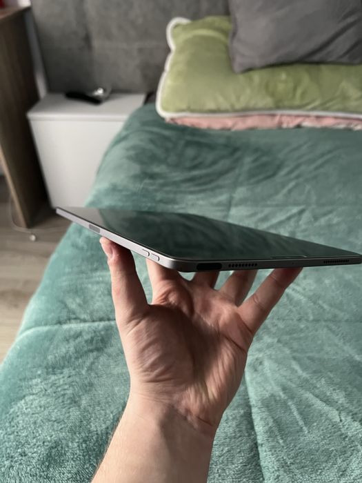 iPad Air 5, MDM, M1, 64GB, stare:9/10 (DOAR o zgarietura intr-un colt)