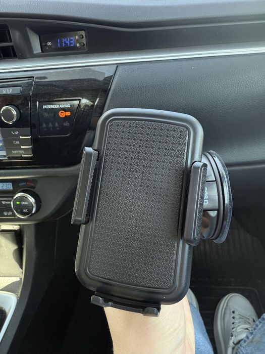 Чисто нова стойка за телефон за кола
