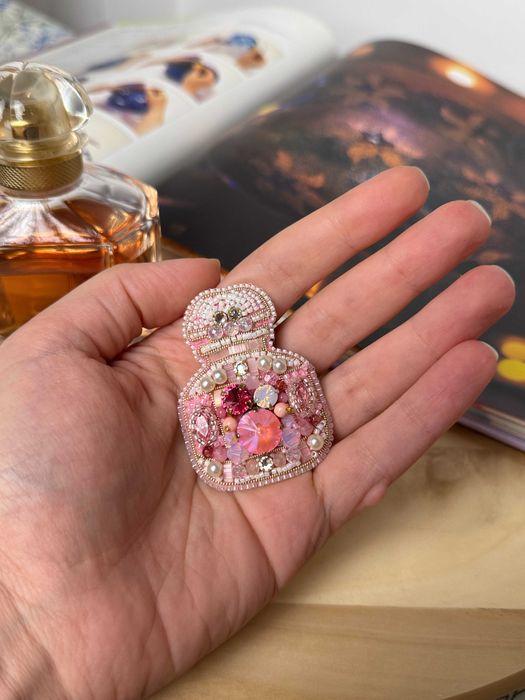 Brosa parfum "Mon Guerlain" brodata manual cu margele si cristale